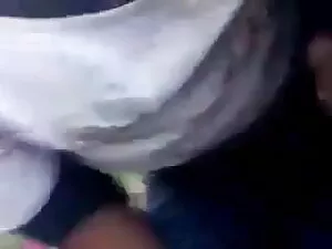 एक तंग बाथरूम में एक ...