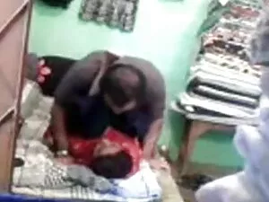 सीधे आदमी बंद मरोड़त ...