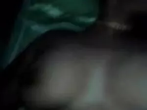 गर्म बड़े स्तन उसे ग ...