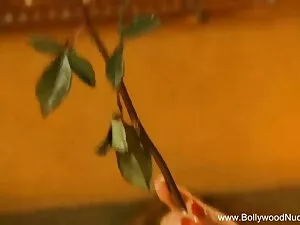 सुनहरे बालों वाली बी ...