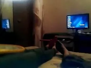 एक गुदा मालिश देता ह ...