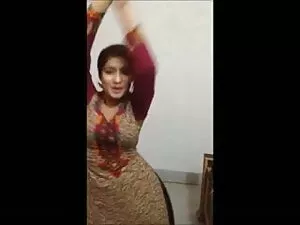 3 लड़कियां एक बड़ा म ...